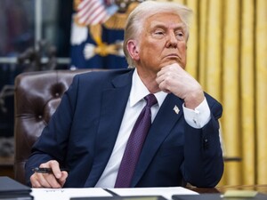 Газета, яку щоранку кладуть на стіл Трампу, написала, що скорочення озброєнь для Києва грає на руку Путіну