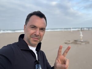Арестович, Мосійчук та інші. YouTube заблокував в Україні понад три десятки каналів, які поширювали російські наративи