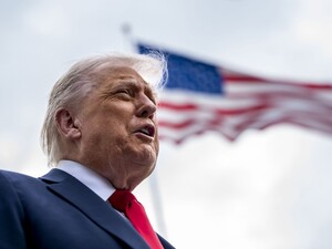 Возле Капитолия установили огромную золотую статую Трампа