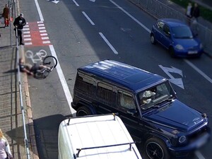 У Києві жорстоко побили велосипедиста через його зауваження щодо зупинки. Затримали водія Mercedes. Відео