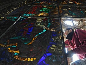 Італійський політик спіткнувся на сходах і розбив головою історичний вітраж. Відео