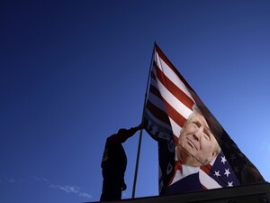 Rolling Stone: Нова стратегія США – червоно-біло-синій середній палець вільного світу