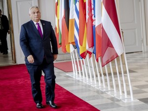 Орбан повідомив, що повезе на саміт ЄС 1,6 млн анкет 