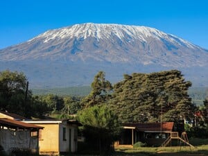 На высочайшей горе Африки произошла авиакатастрофа, ее жертвами стали граждане трех стран