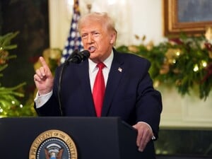 Трамп поздравил с Рождеством всех, 