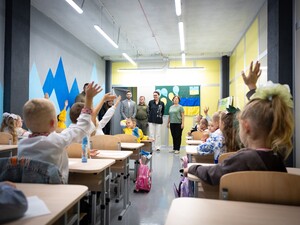 Зарплати педагогів зростуть наполовину 2026 року. Деталі від уряду