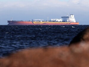 Попри заяви Трампа, судна 