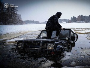 Мороз і нульова видимість. Під Києвом дістали затонулий позашляховик із людьми, який дрифтував на льоду