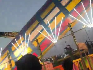 В Індії на ярмарку впав атракціон з людьми. Є загиблий і постраждалі. Відео