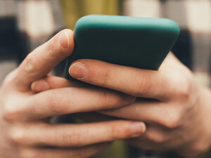 Сучасна молодь не розлучається з телефоном навіть під час сексу – дослідження