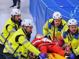 Польській спортсменці на Олімпіаді розсікли обличчя ковзанами, її винесли з льоду на ношах. Відео