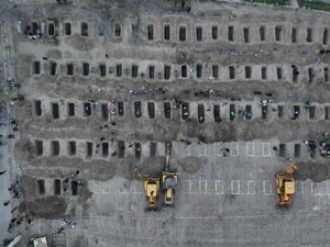 У США припускають, що це вони вдарили по іранській школі. Вона – через паркан від комплексу КВІР