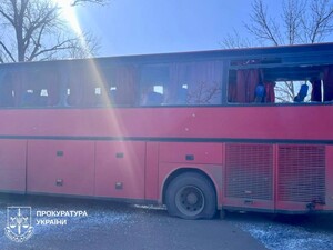 РФ ударила ракетою біля автобуса в Харківській області. Є загиблі. Фото