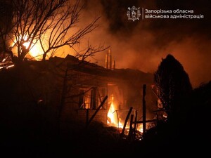 Росіяни обстріляли приватний сектор Запоріжжя. У місті масштабна пожежа