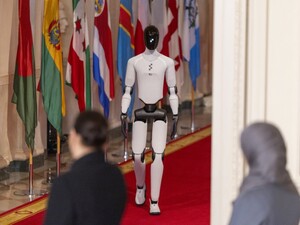 Меланья Трамп презентовала робота-гуманоида, который заговорил по-украински. Фото, видео