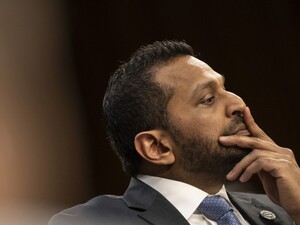 Хакери, пов'язані з Іраном, зламали пошту директора ФБР і опублікували фото, де він курить і позує з ромом