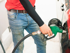 Ціни на пальне в Україні залишаються нижчими, ніж у ЄС, попри потребу імпорту й війну – НАУ