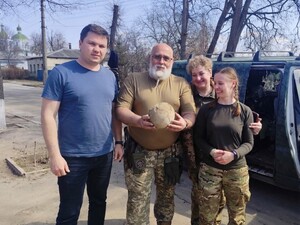 Приблизно 25 тис. років. У Київській області добровольці виявили кістку мамонта епохи палеоліту. Фото